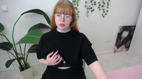 Snapshot of mary_elle chatting on April 2026 01:16:02 PM Mary online show from April 2026 01:16:02 PM
