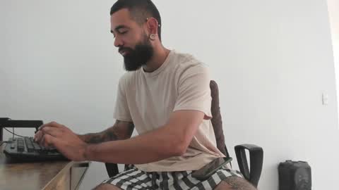 Matheus     online show from December 2024 06:25:01 PM