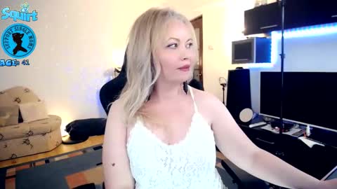 Whitney Lynn online show from November 2025 01:37:01 AM