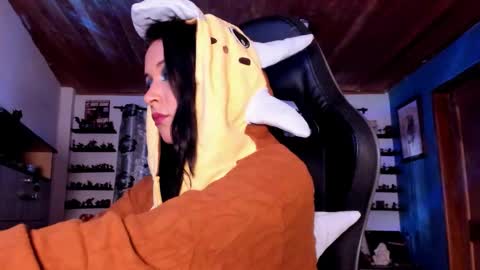 Hilary online show from November 2025 09:48:02 PM