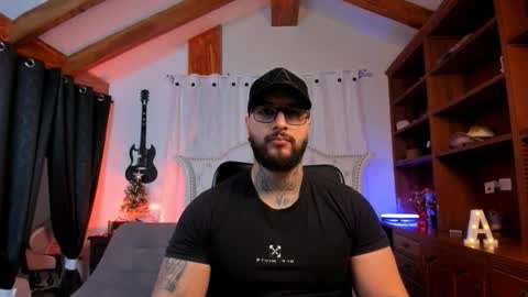 Snapshot of max_dic1 chatting on December 2025 11:19:01 AM max D. online show from December 2025 11:19:01 AM