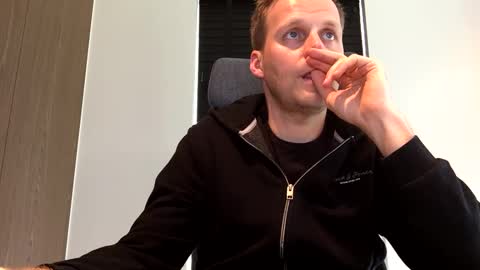 Snapshot of max_straight_1 chatting on February 2025 10:37:02 AM Max take off clothes online show from February 2025 10:37:02 AM