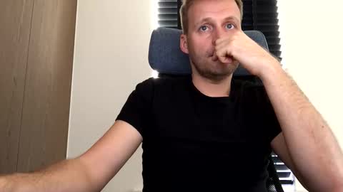 Snapshot of max_straight_1 chatting on November 2025 09:09:01 AM Max take off clothes online show from November 2025 09:09:01 AM