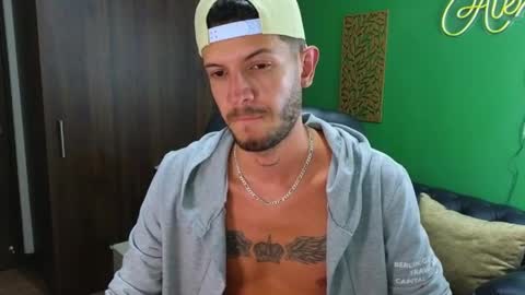 Snapshot of max_tayloor chatting on December 2024 02:53:01 AM Max Taylor online show from December 2024 02:53:01 AM