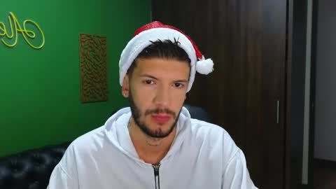 Snapshot of max_tayloor chatting on December 2024 01:17:02 PM Max Taylor online show from December 2024 01:17:02 PM