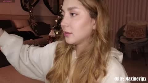 Snapshot of maxine_8 chatting on December 2025 01:12:02 AM Maxine online show from December 2025 01:12:02 AM