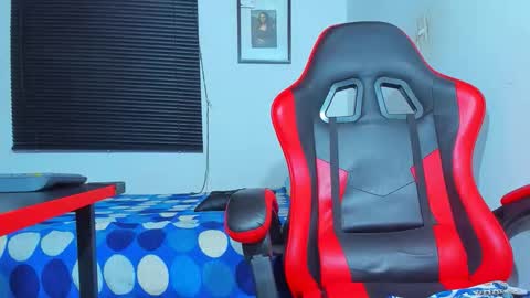 Snapshot of maxowens_oficial chatting on October 2025 08:51:02 PM MAX online show from October 2025 08:51:02 PM