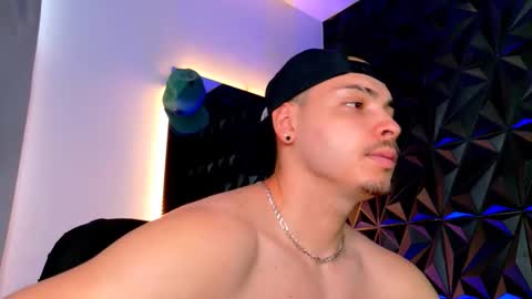 MAX online show from November 2025 08:10:01 PM