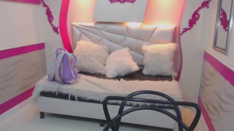 Snapshot of mayaa_ross chatting on December 2024 07:33:02 AM Maya online show from December 2024 07:33:02 AM