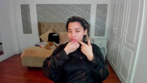 Snapshot of mayaa_ross chatting on September 2025 03:54:01 AM Maya online show from September 2025 03:54:01 AM