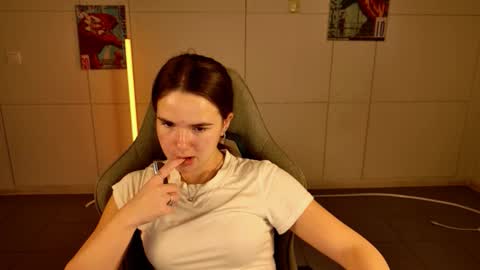 maybloom_ online show from November 2025 05:28:02 AM