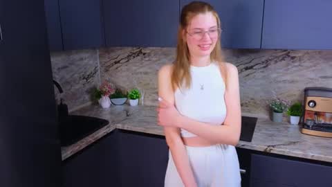 Mia online show from February 2025 12:05:02 PM