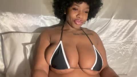 Snapshot of mayluvsu chatting on February 2026 05:17:01 AM mayluvsu online show from February 2026 05:17:01 AM