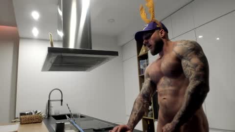 Snapshot of mealphamale chatting on December 2024 03:46:02 PM Alpha Male online show from December 2024 03:46:02 PM