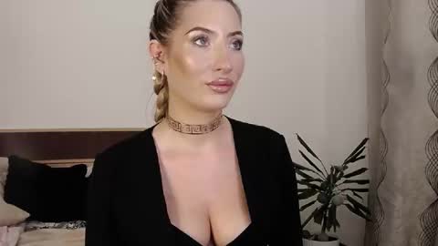 Megan Blazee  online show from September 2025 07:06:02 PM