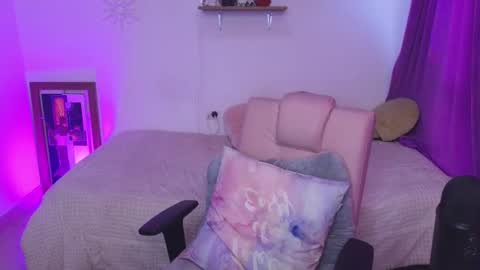                 Laura                 online show from September 2025 10:01:02 PM