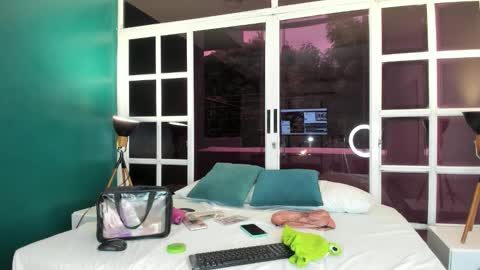 Melanie Roux online show from November 2025 11:43:01 AM