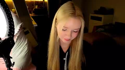 Snapshot of meliss_ss chatting on July 2026 08:52:02 PM Mel or Lissa 3 Welcome here online show from July 2026 08:52:02 PM