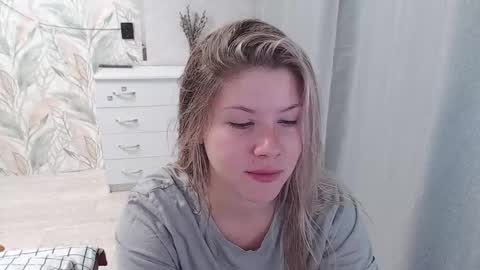 Melissa  Ray online show from October 2025 05:47:01 PM