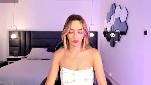 Snapshot of melissamoore_ chatting on April 2026 08:34:01 AM Call me Meli online show from April 2026 08:34:01 AM