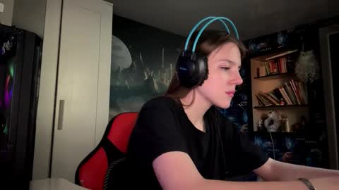 Hi Im Aria 18 years old online show from September 2025 12:07:01 PM