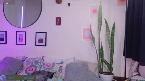 Snapshot of menasaurio_ chatting on October 2025 07:27:02 PM Mena Help me reach 700 thumbs up online show from October 2025 07:27:02 PM