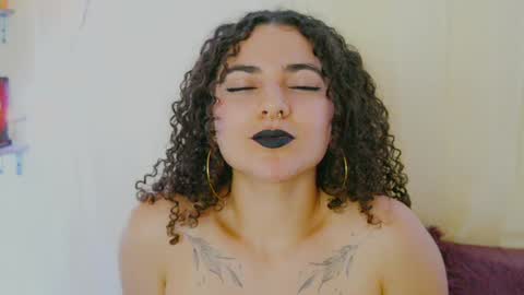 Snapshot of merida_bell18 chatting on December 2024 03:25:02 AM Merida Bell online show from December 2024 03:25:02 AM