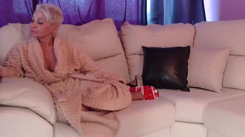 Snapshot of messyholesfuck chatting on February 2025 11:44:02 AM Jenny online show from February 2025 11:44:02 AM