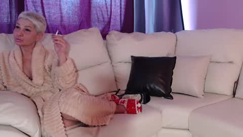 Snapshot of messyholesfuck chatting on February 2025 11:46:01 AM Jenny online show from February 2025 11:46:01 AM