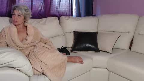 Snapshot of messyholesfuck chatting on September 2025 11:48:01 AM Jenny online show from September 2025 11:48:01 AM