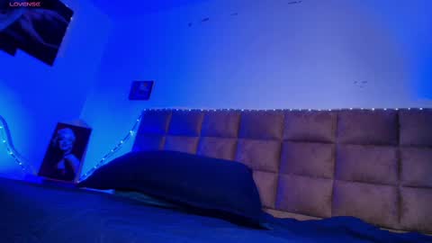 Emi online show from October 2025 07:20:02 PM