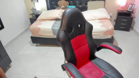 Mia  online show from February 2026 05:00:02 AM