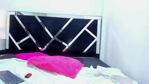  Mia  online show from November 2025 11:38:01 PM