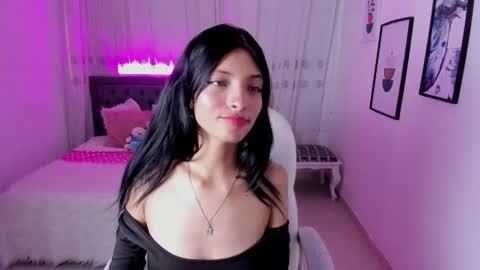 Mia online show from November 2025 08:16:01 PM