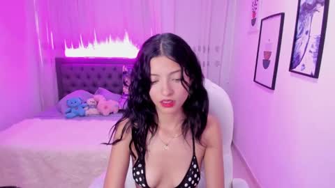 Mia online show from November 2025 07:34:02 PM