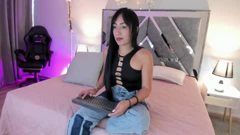 mia_davis__ online show from May 2026 12:02:01 PM