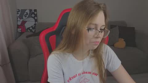 Mia online show from October 2025 07:06:01 AM