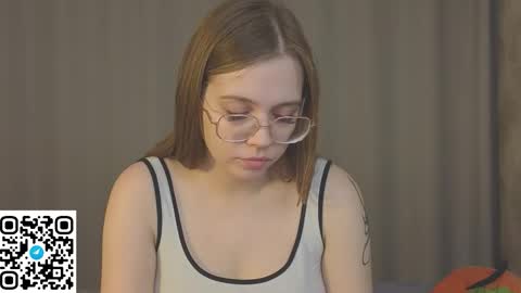 Mia online show from November 2025 12:27:02 PM