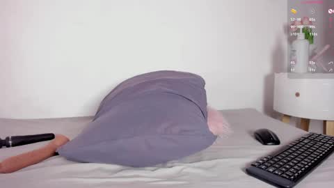 Snapshot of mia_holson chatting on April 2026 04:00:01 PM I am Mia online show from April 2026 04:00:01 PM