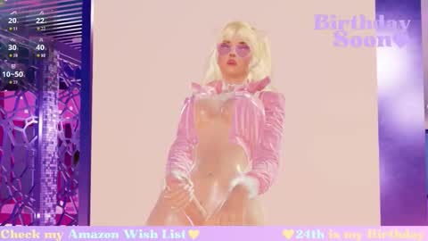 Mia online show from September 2025 08:30:02 PM