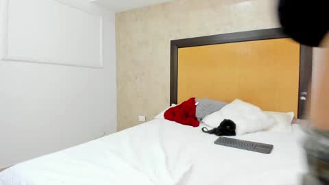 MIALOPEZ      .     Y      .      online show from December 2024 07:22:01 PM