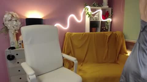 Mia online show from December 2024 08:02:02 AM