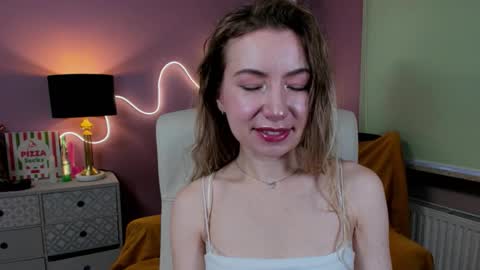 Mia online show from November 2025 07:42:01 AM