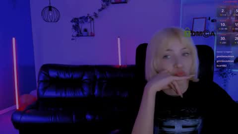 Snapshot of mia_mooon_ chatting on April 2026 01:41:02 PM mia_mooon_ online show from April 2026 01:41:02 PM