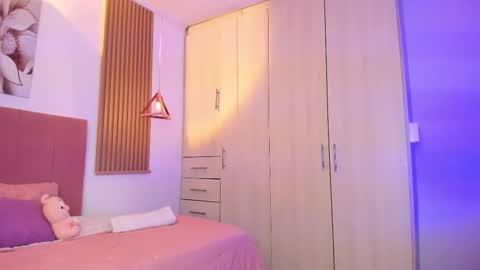 Mia Nevaeh - follow me online show from December 2025 08:14:02 PM