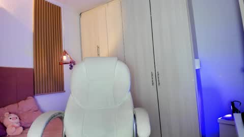 Mia Nevaeh - follow me online show from May 2026 03:40:01 PM