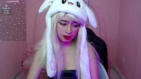 Mia  online show from December 2025 01:07:01 PM