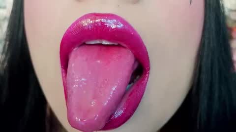 Mia online show from November 2025 05:57:01 PM