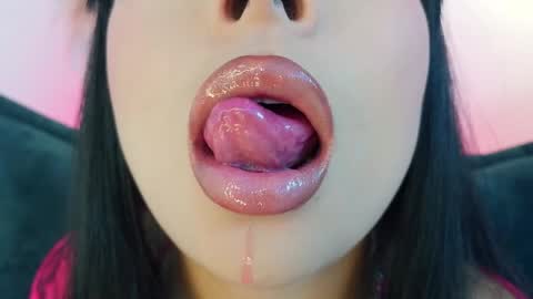 Mia online show from April 2026 11:05:02 PM