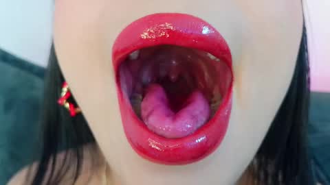Mia online show from April 2026 09:27:01 PM